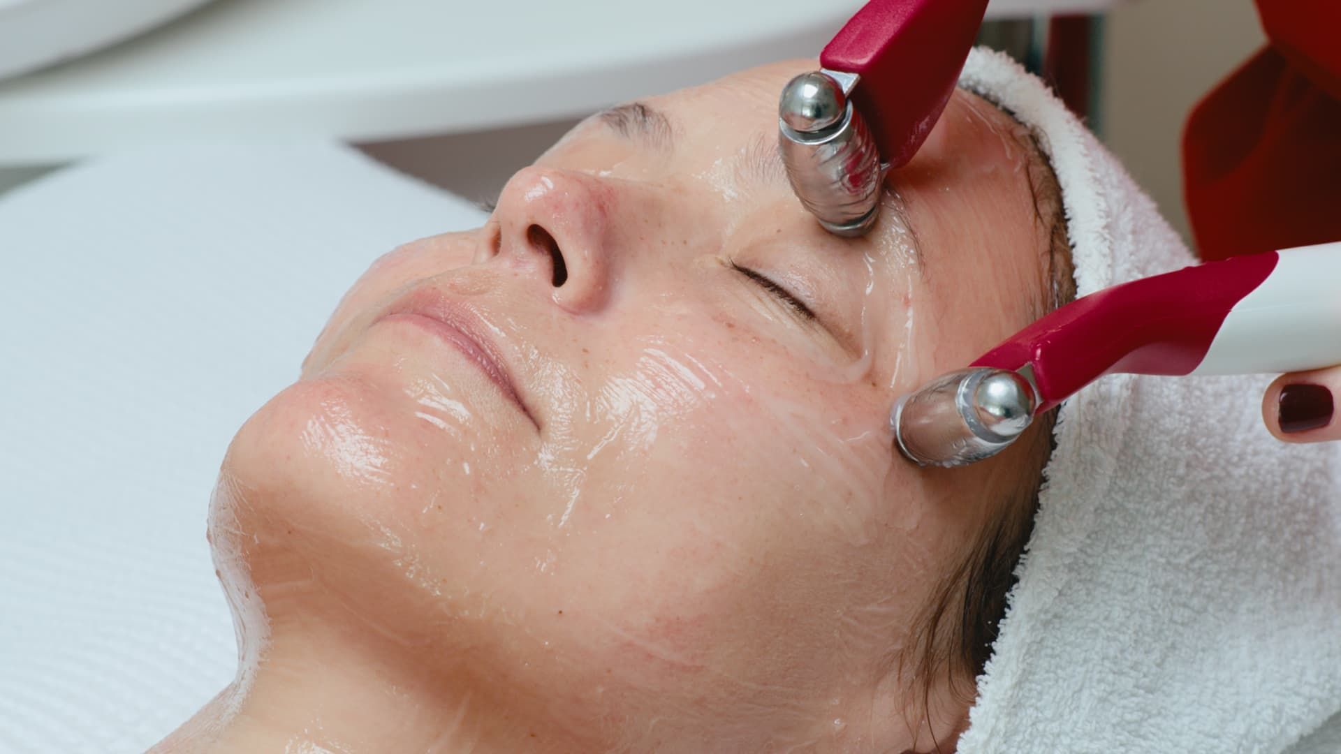 Julia Hediger (CIDESCO) strafft die Augenpartie bei KosmetikBasel per Guinot Hydradermie Eye Lift Elektrostimulation.
