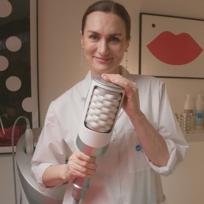 Kosmetikerin mit CIDESCO Diplom Julia Hediger, bereitet sich auif eine Ceullulite Behandlung mit Endospheres vor.