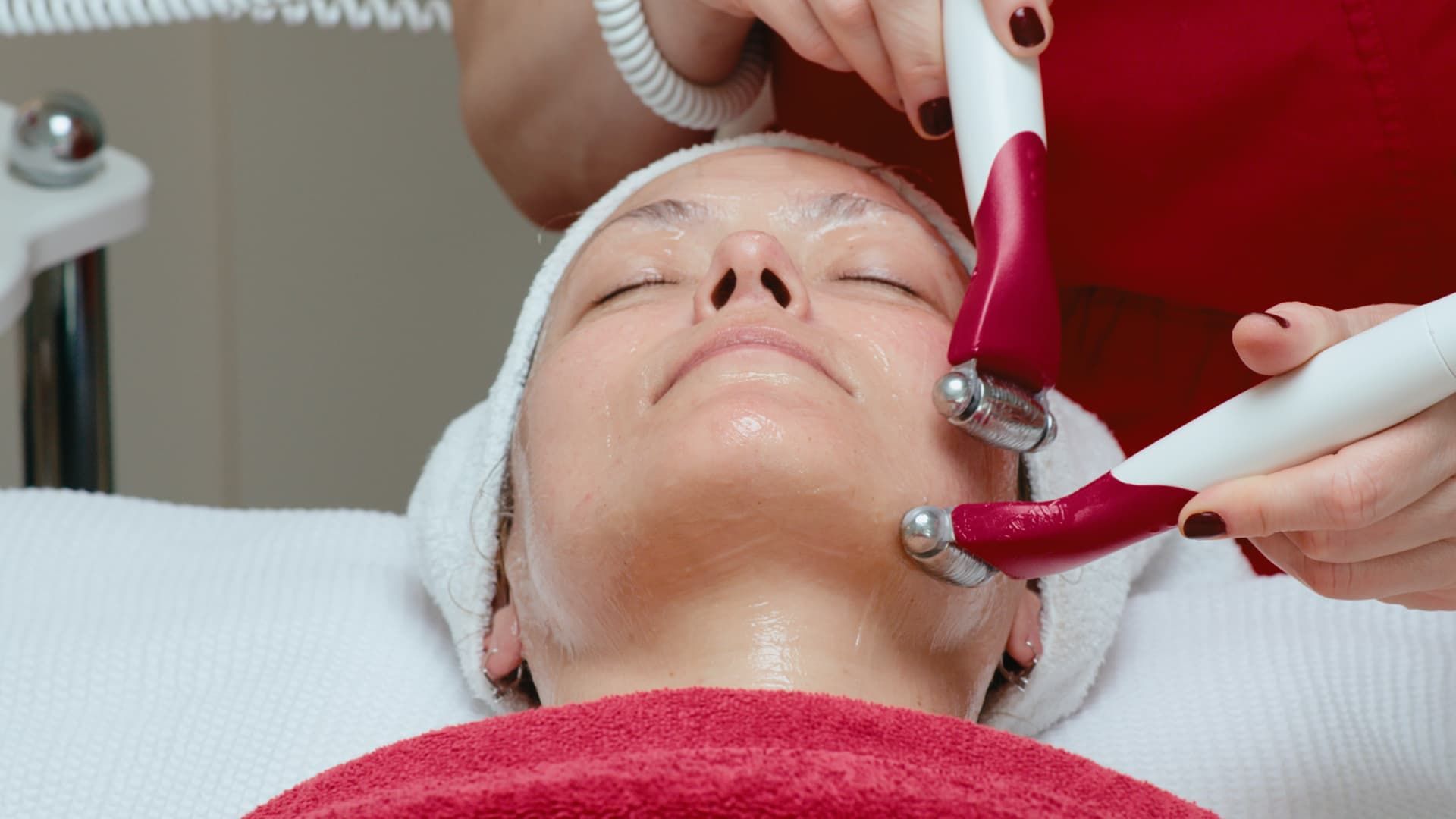 Kosmetikerin Julia Hediger mit CIDESCO Diplom bei einer Hydradermie Gesichtsbehandlung im Studio.