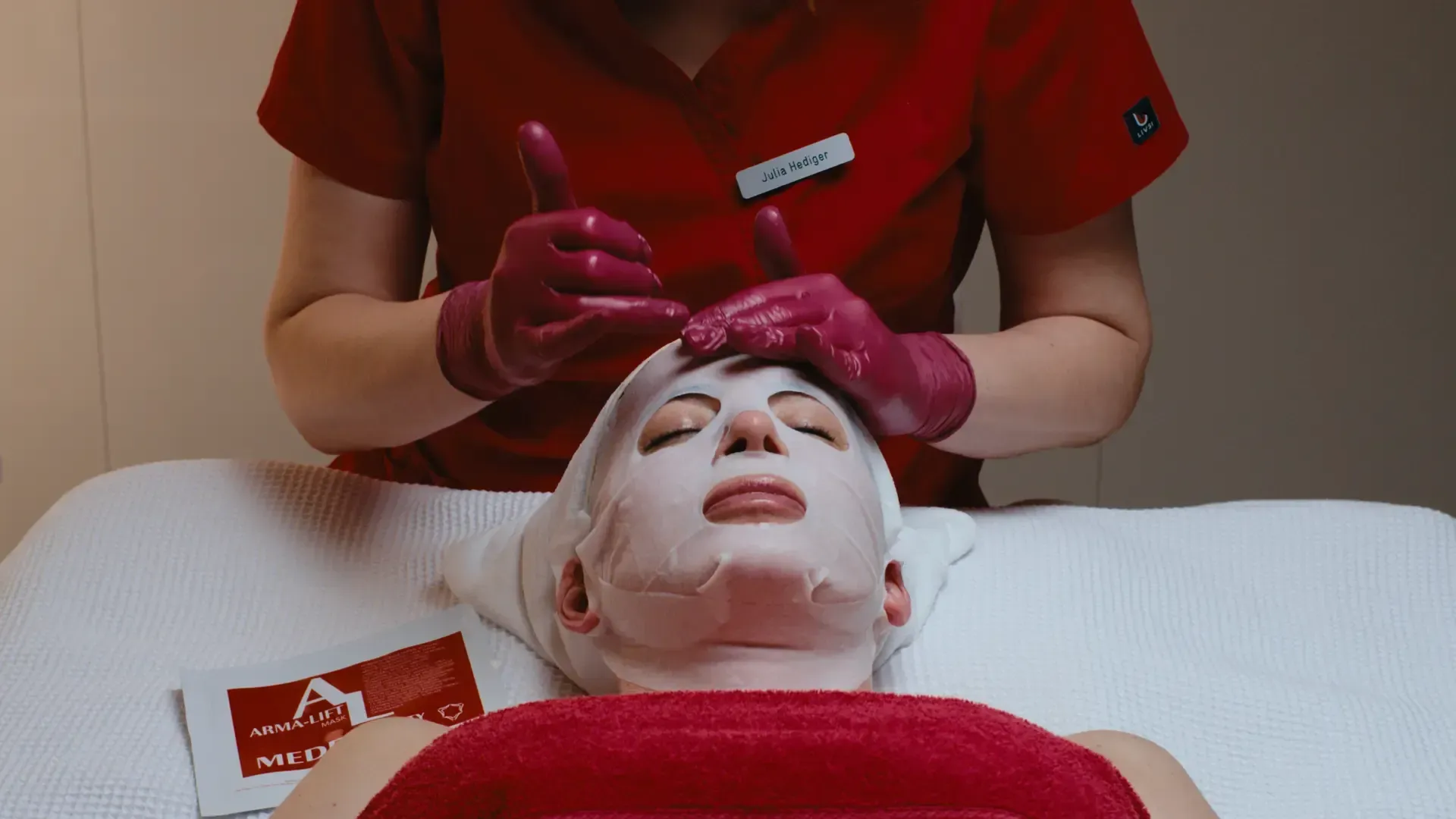 Kosmetikerin Julia Hediger (CIDESCO Diplom) appliziert eine Meder Vliesmaske bei einer Gesichtsbehandlung.