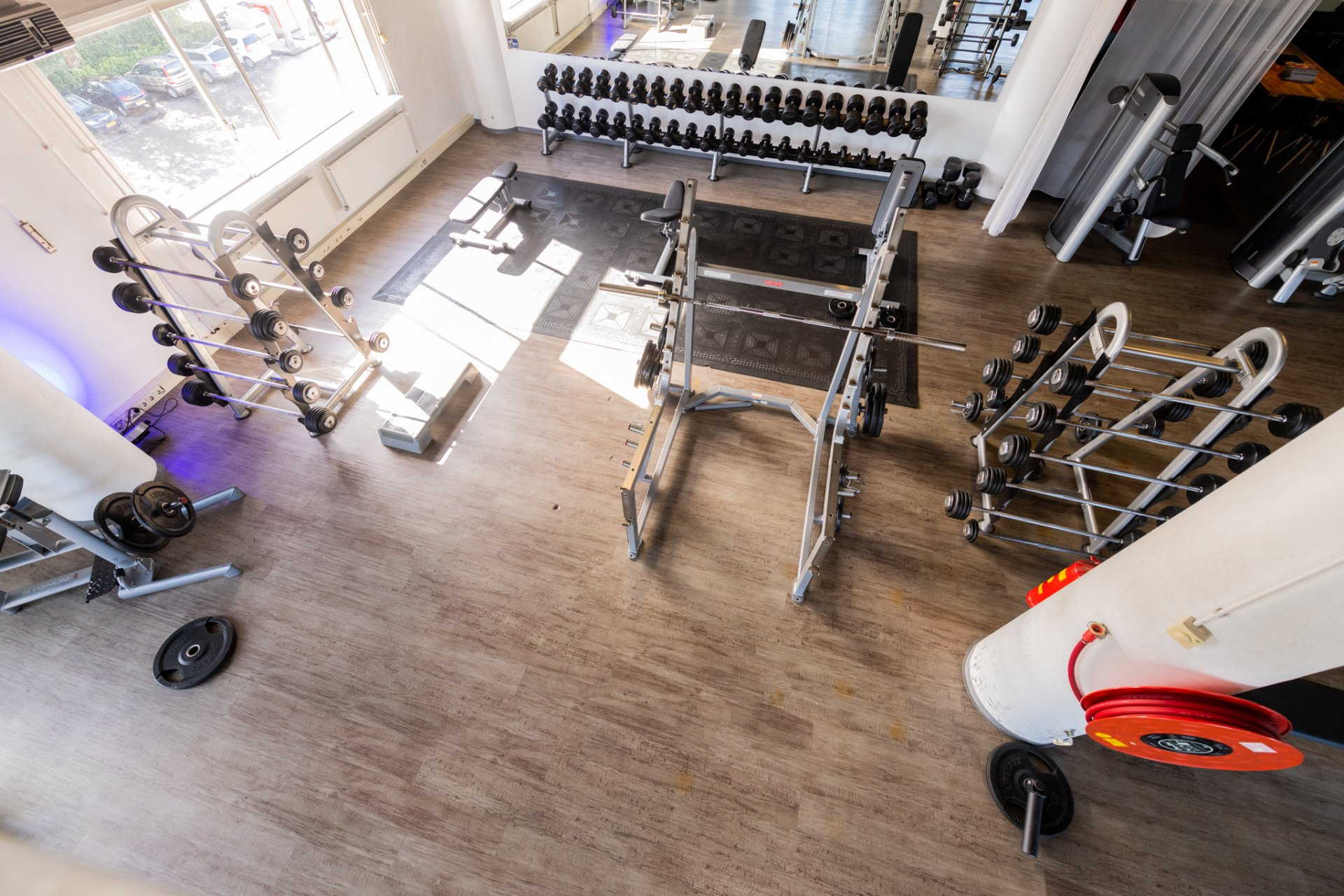 een luchtfoto van een sportschool vol met veel fitnessapparatuur.