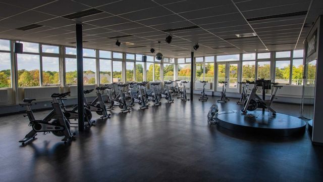 er zijn veel hometrainers in deze sportschool.