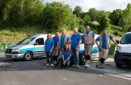 il gruppo tecnoclima posa per una foto davanti a due furgoni.