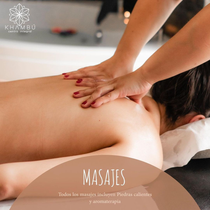 Una mujer está recibiendo un masaje en un spa.