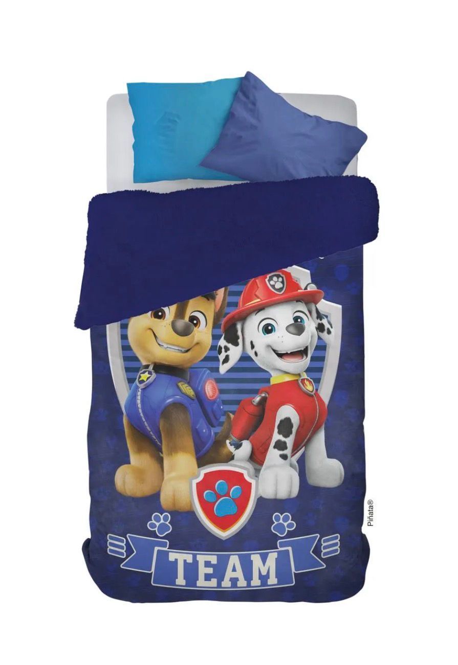 Juego de cama de PAW Patrol “Team” con Chase y Marshall sobre una manta azul y almohadas.