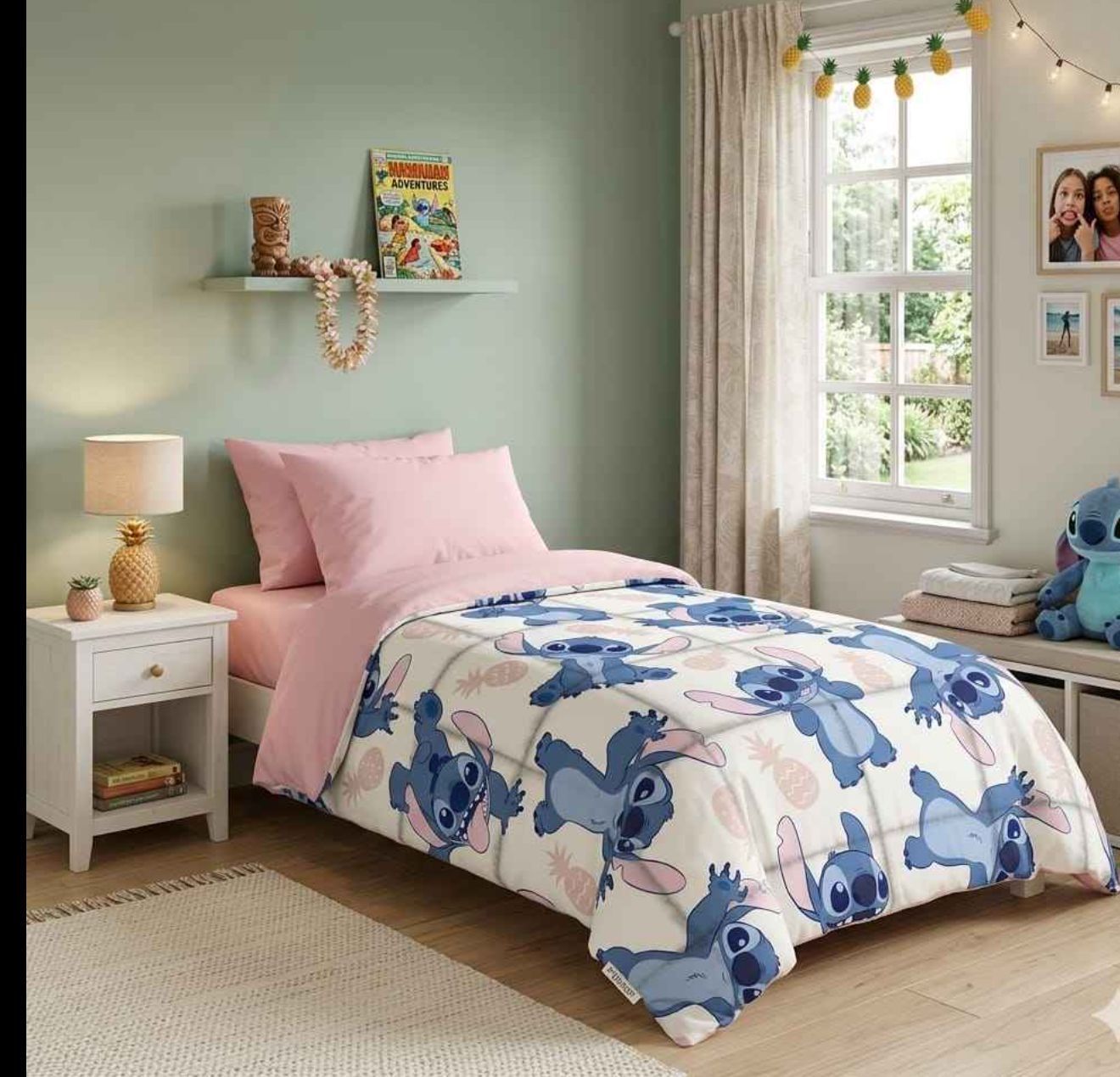 Habitación rosa y blanca con una cama individual, edredón floral, lámpara de noche, ventana y estantes de pared.