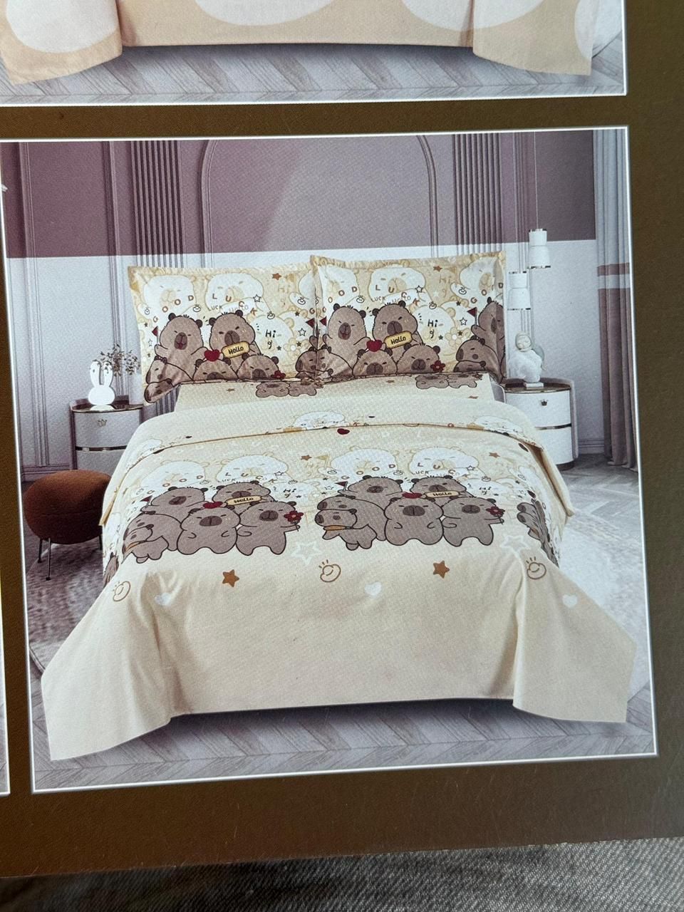 Ropa de cama con estampado de mariposas marrones y blancas sobre una cama bien hecha en un dormitorio luminoso.