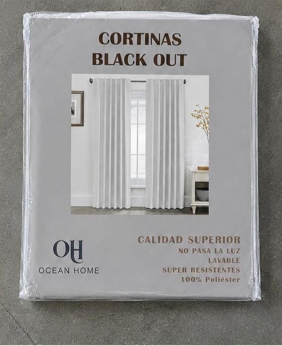 Paquete de cortinas opacas blancas con la etiqueta “CORTINAS BLACK OUT” sobre fondo gris.