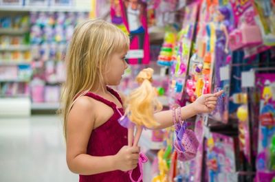 Bambina dentro negozio di giocattoli