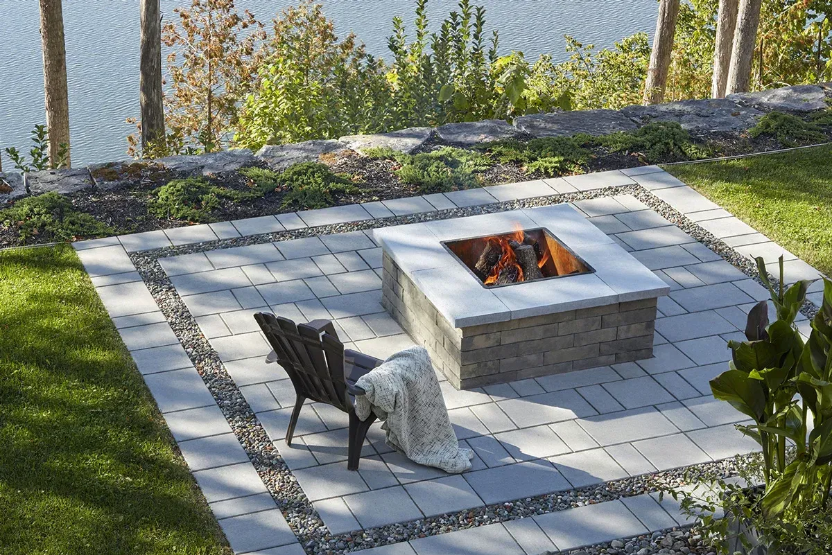 Il y a un foyer au milieu du patio.