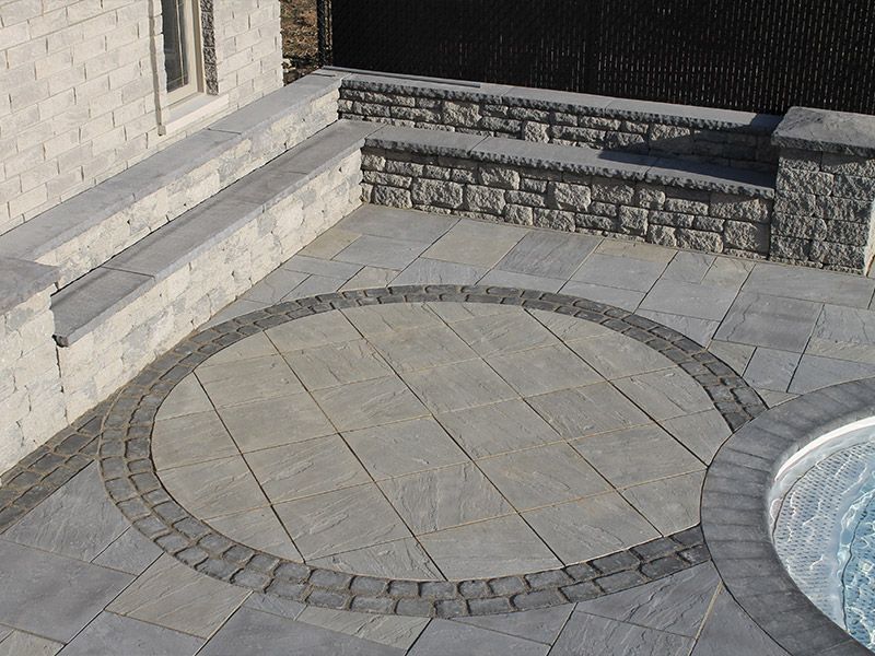 Un patio avec un cercle au milieu
