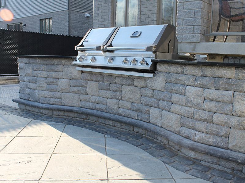 Un mur de briques avec une grille intégrée