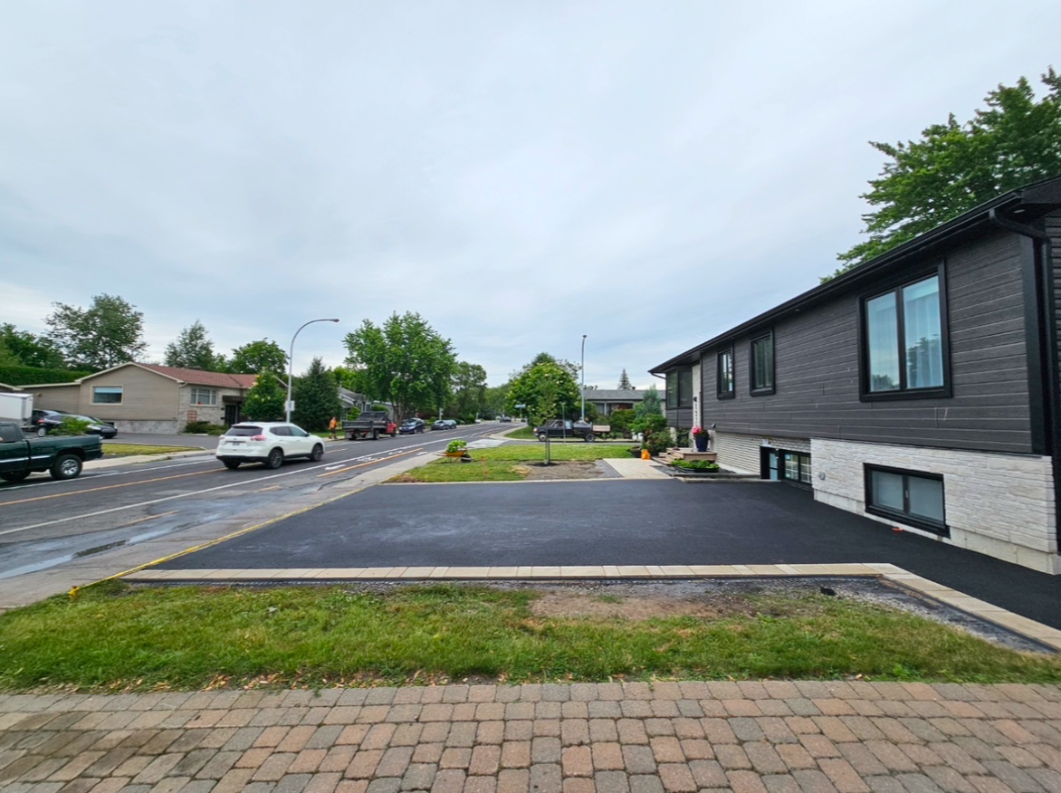 Une allée menant à une maison dans un quartier résidentiel.
