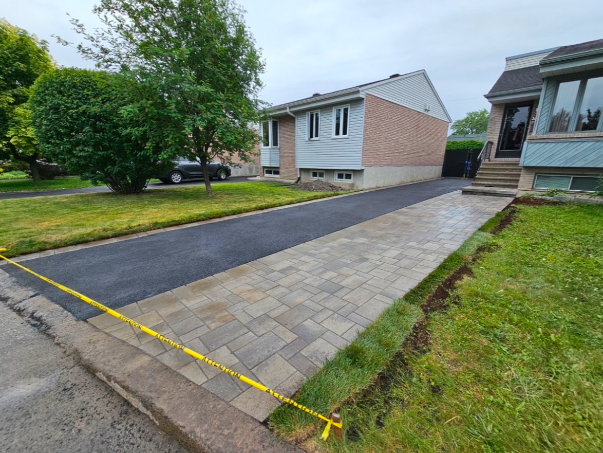 Une allée est en cours de construction devant une maison.