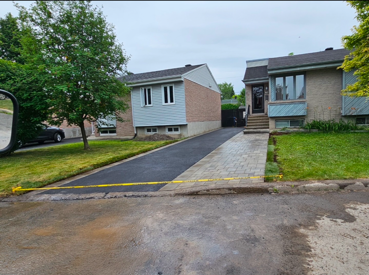 Quelques maisons sont situées l'une à côté de l'autre dans une rue résidentielle.
