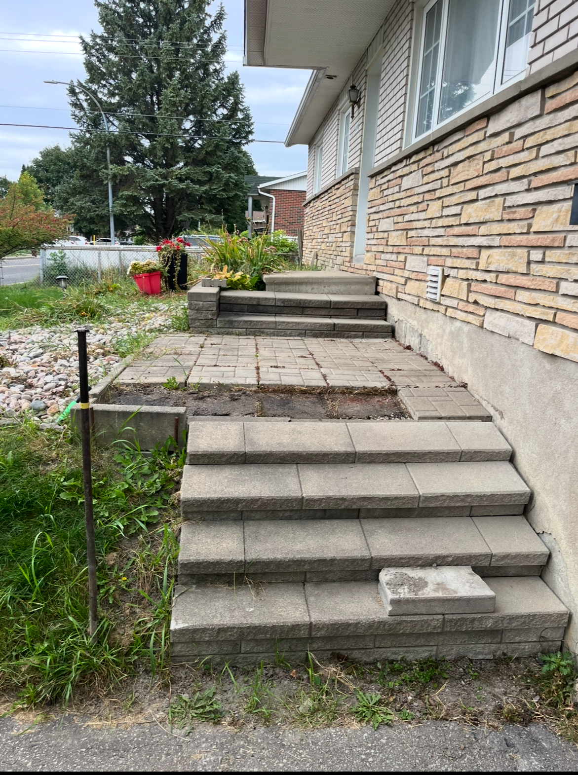 Un ensemble d'escaliers menant à l'avant d'une maison.