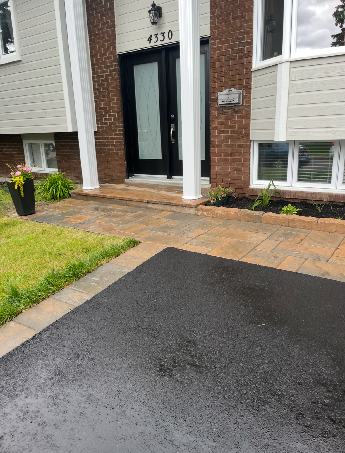 Une allée menant à la porte d'entrée d'une maison