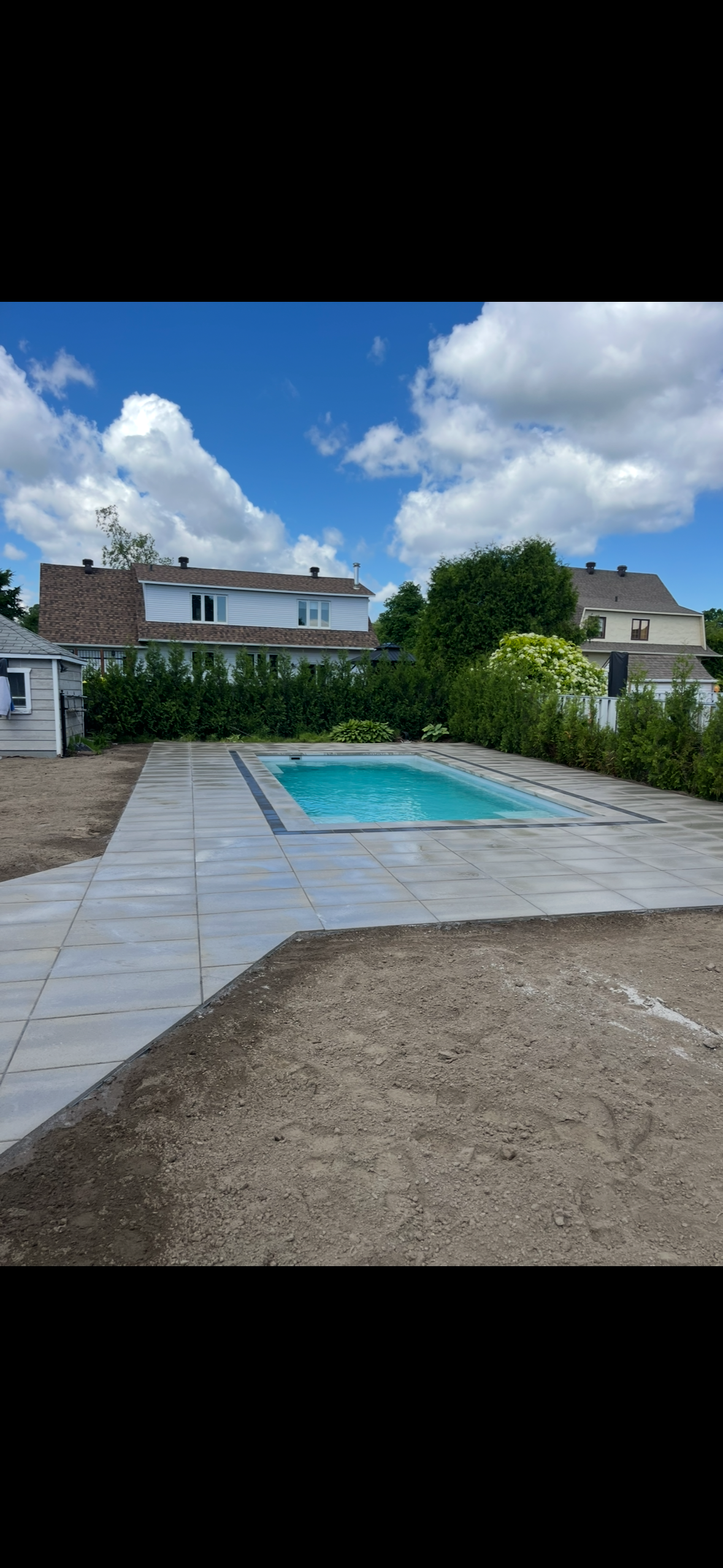 Il y a une piscine dans l'arrière-cour d'une maison.