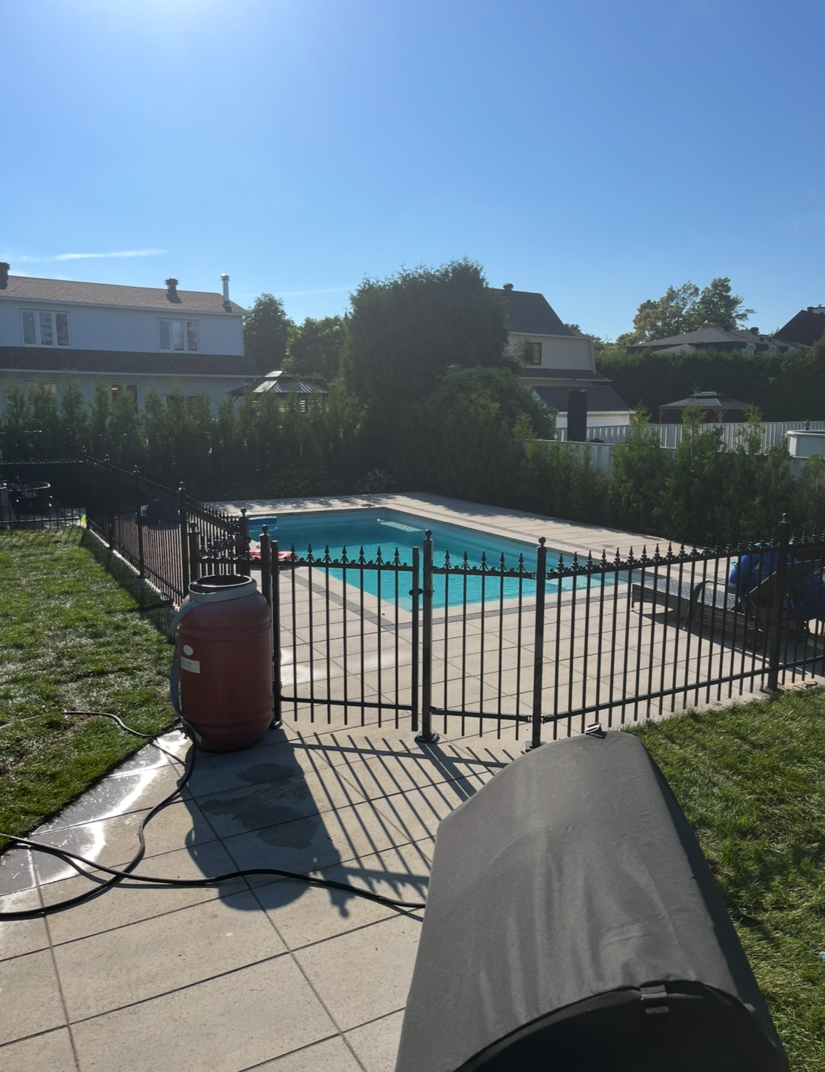 Une cour arrière avec une clôture et une piscine