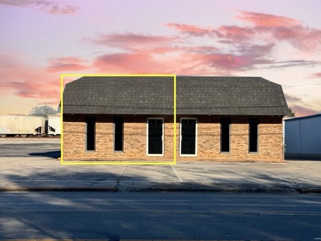 Exterior of 1402 Central Parkway SW in Decatur AL, brick office building with the 1,200 SF showroom space outlined
