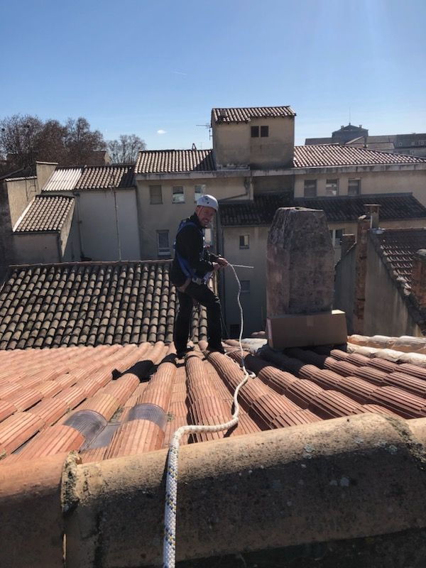 Un homme travaille sur le toit d'un immeuble