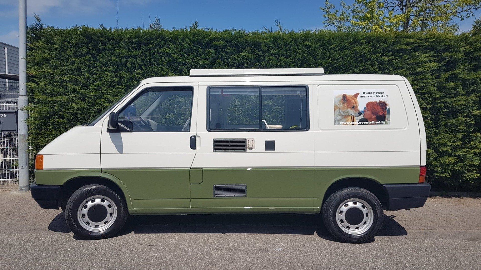 Buddy mens en Akita, Volkswagen T4, Camoer, Buscamper, Akita, Auto, Overnachten,