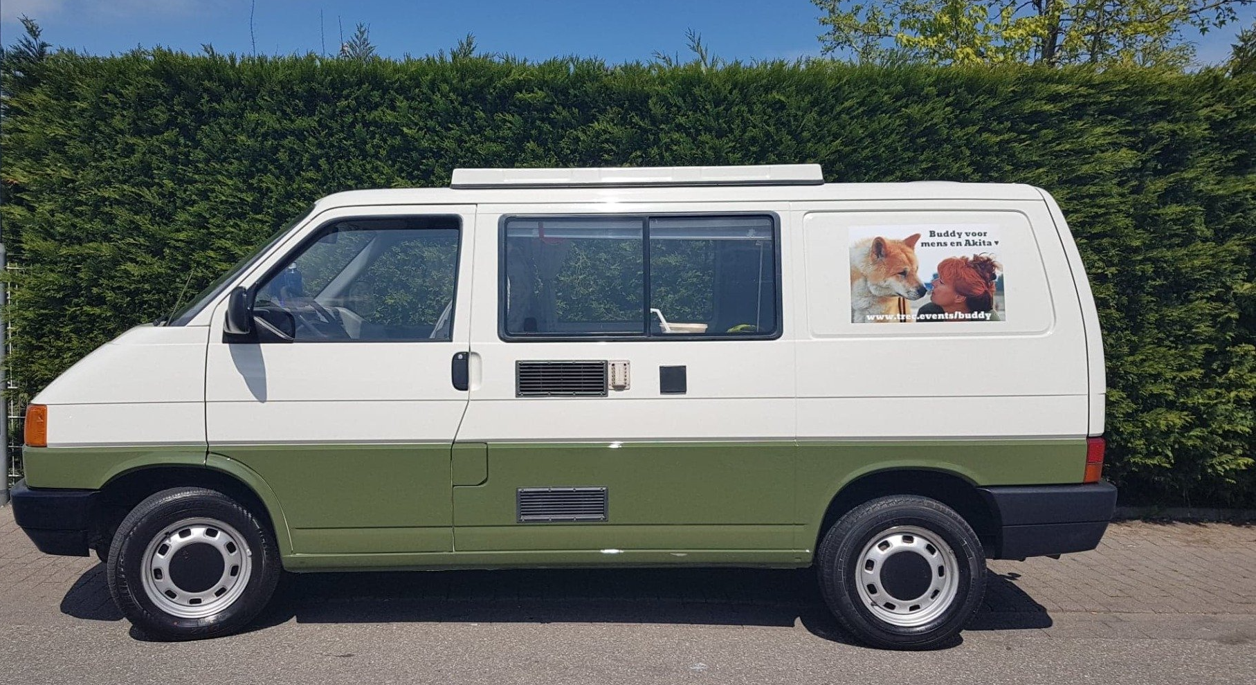 Camperbusje Buddy mens en Akita, Irma Bolijn, Volkswagen T4