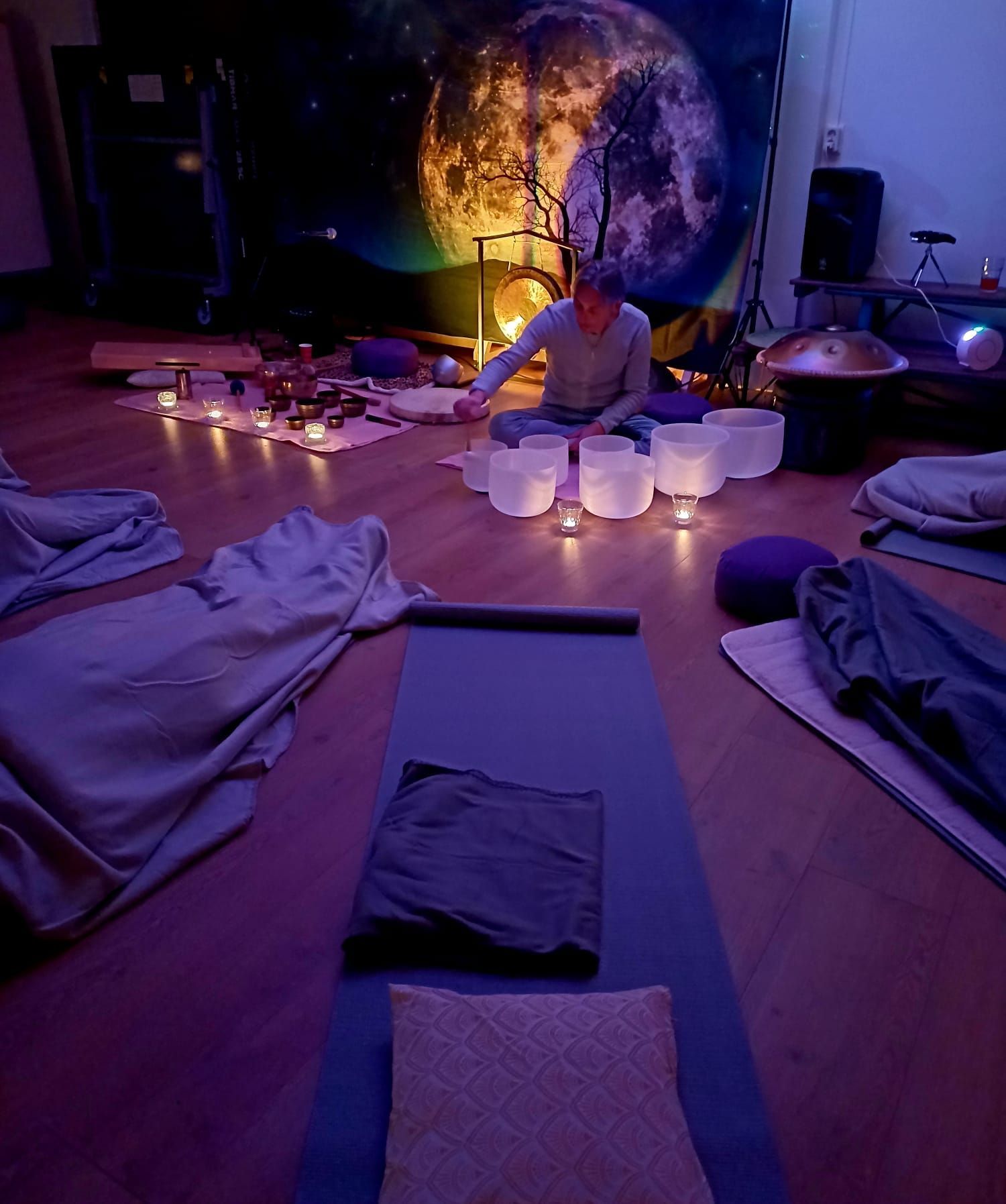 Klankreis bij een vollemaan ceremonie verzorgt door innerlijke rust. Met klankschalen en handpan muziek.