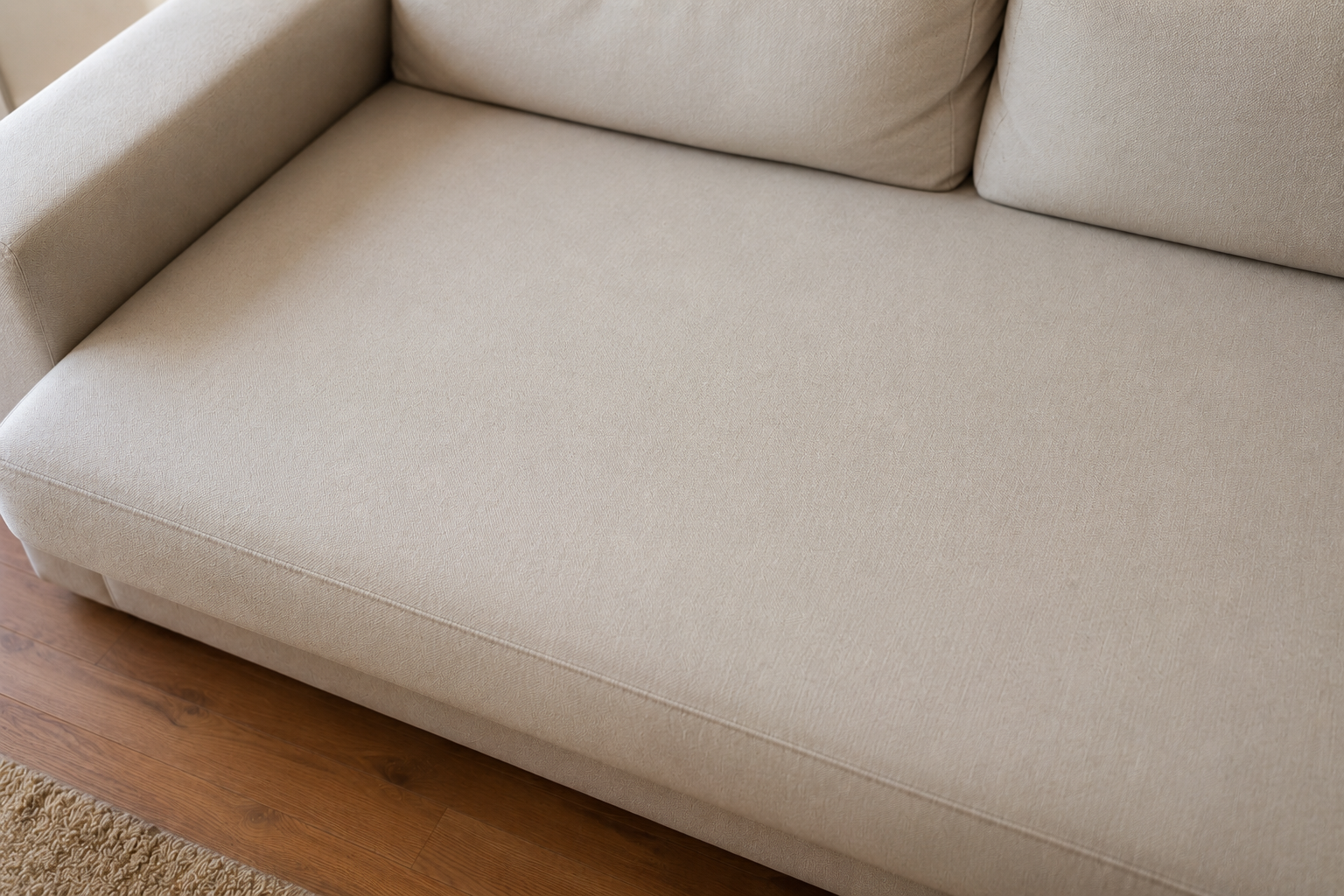 Sillón tapizado en naranja con lunares, respaldo y asiento redondeados.