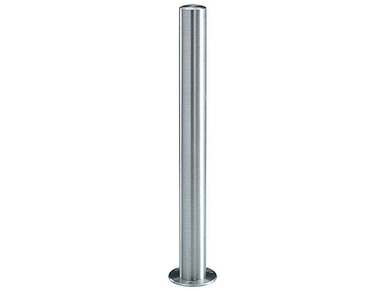 Un palo in acciaio inossidabile con base su sfondo bianco.
