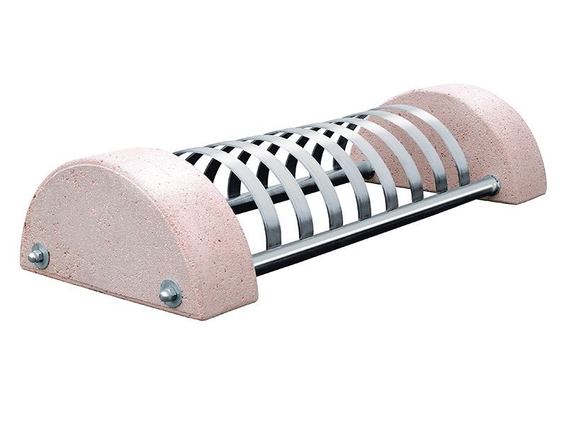 Un portabiciclette rosa e argento su sfondo bianco