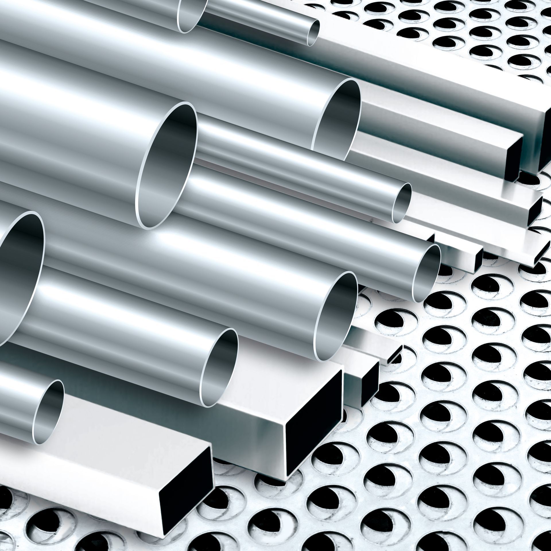 Un gruppo di tubi metallici sono impilati uno sopra l'altro su una superficie perforata.