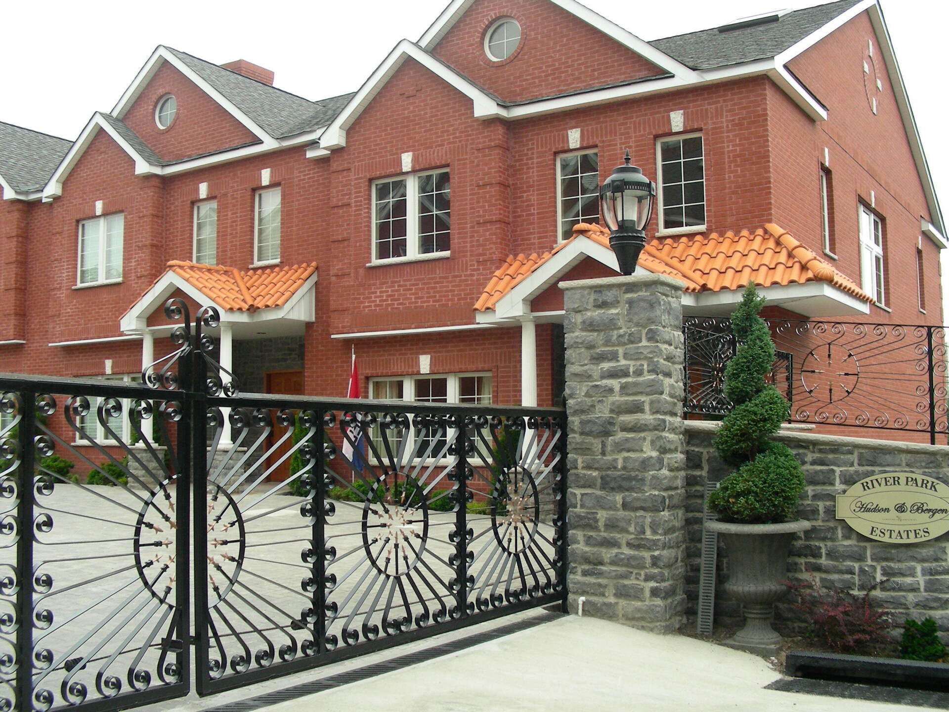 A brick building with a sign that says ' sliding gate ' on it