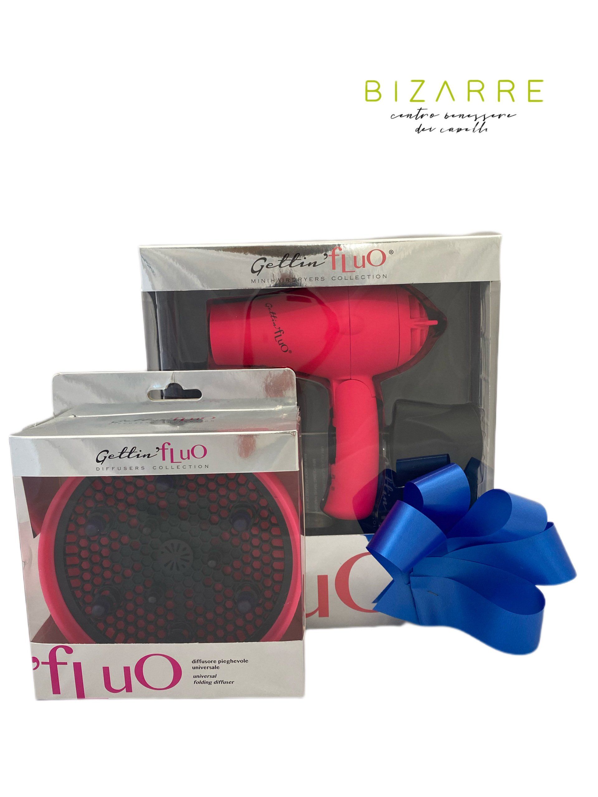 Set regalo con asciugacapelli e diffusore rosa e nastro blu.