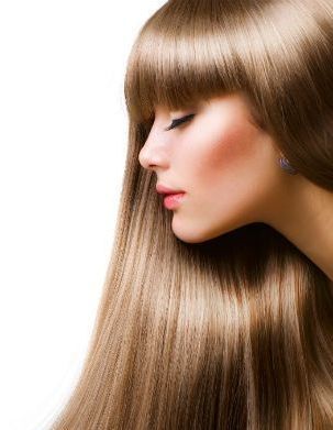 Donna con capelli lunghi, lisci, castano chiaro e frangia; occhi chiusi, vista di profilo.