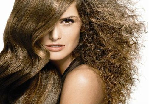 Donna con un lato di capelli lisci e lisci e un lato ricci e crespi.