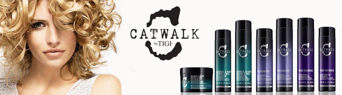 Donna con i capelli biondi e ricci accanto ai prodotti per capelli Catwalk.