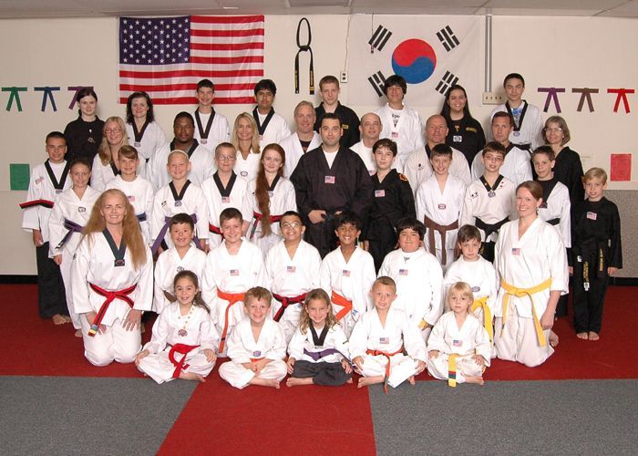 Class photo of High Kick Taekwondo (a family martial arts school)