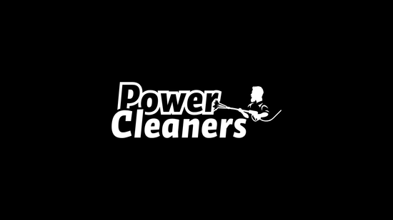 Logo van Power Cleaners: witte tekst op een zwarte achtergrond met een silhouet van een schoonmaakster.