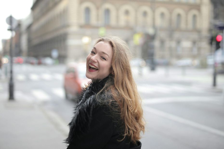 vrouw die blij is en geniet, lachen, spontaan