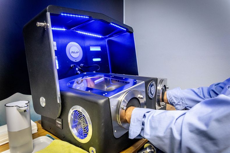 Eine Frau benutzt ein Gerät, für die Alpha Cooling Methode