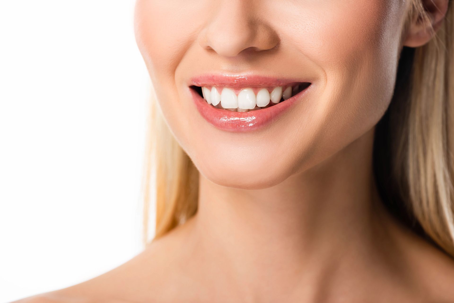 Persona sonriente con labios rosados brillantes sobre un fondo blanco.