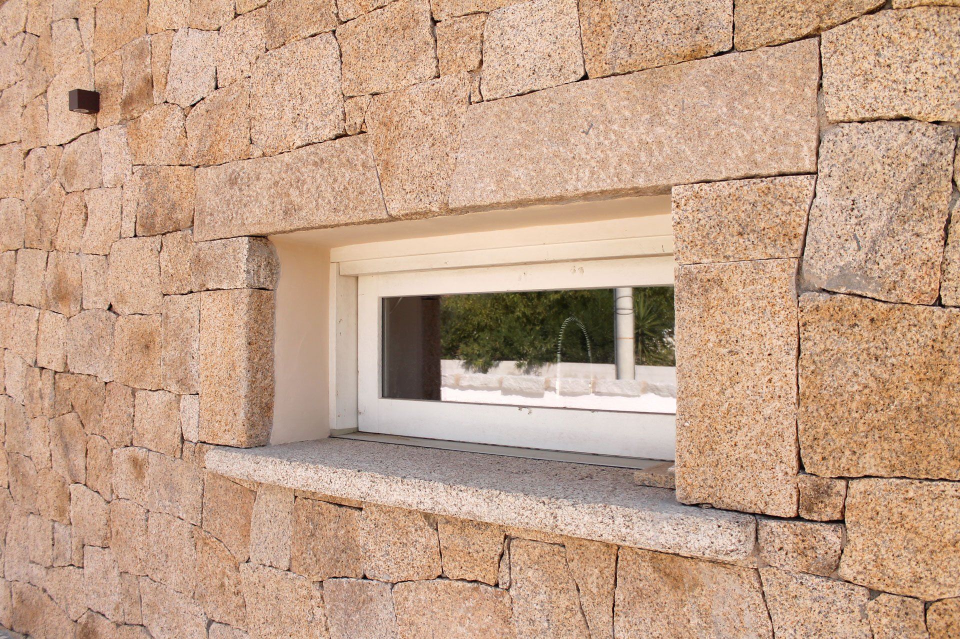 Finestra con rivestimento in pietra