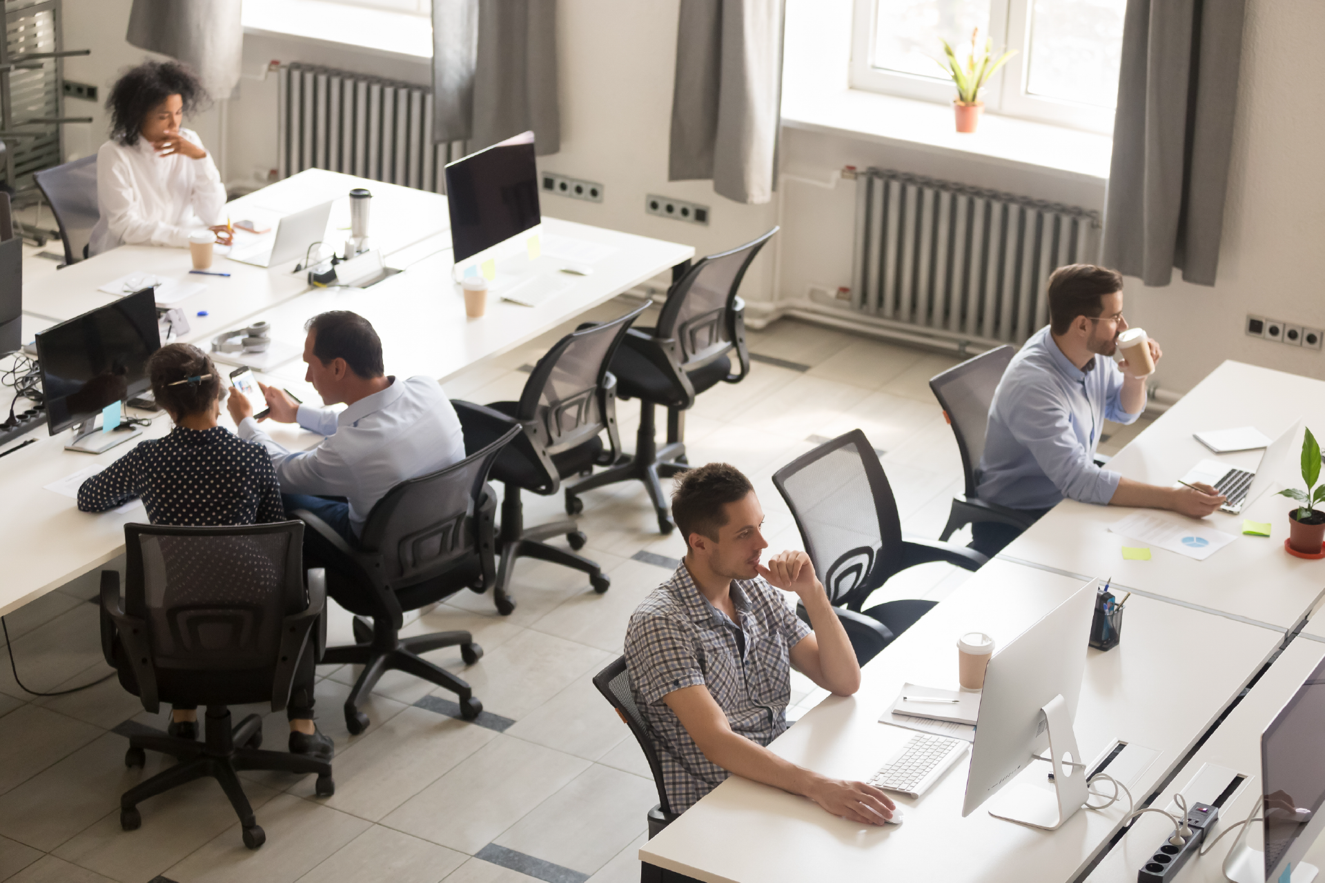 5 people utilizing a coworking space 