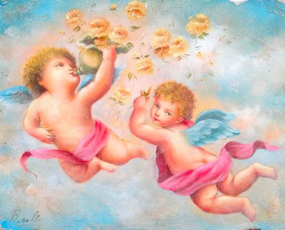 Due cherubini in drappeggi rosa volano tra nuvole e fiori