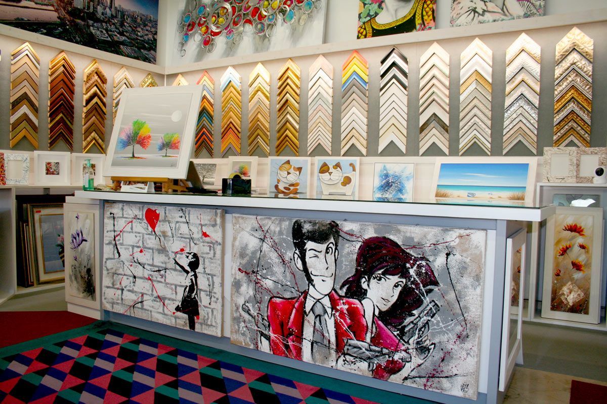 Galleria d'arte colorata con dipinti astratti e tappeti decorati sul pavimento.
