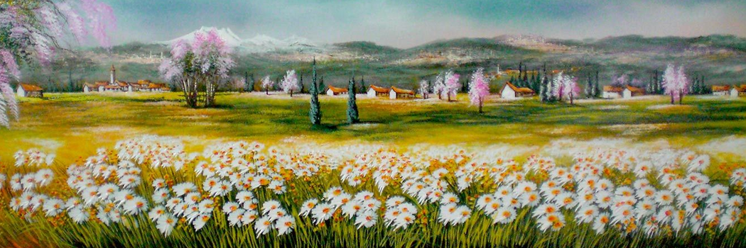 Prato primaverile con margherite bianche, alberi in fiore rosa e colline in lontananza sotto un cielo nuvoloso.