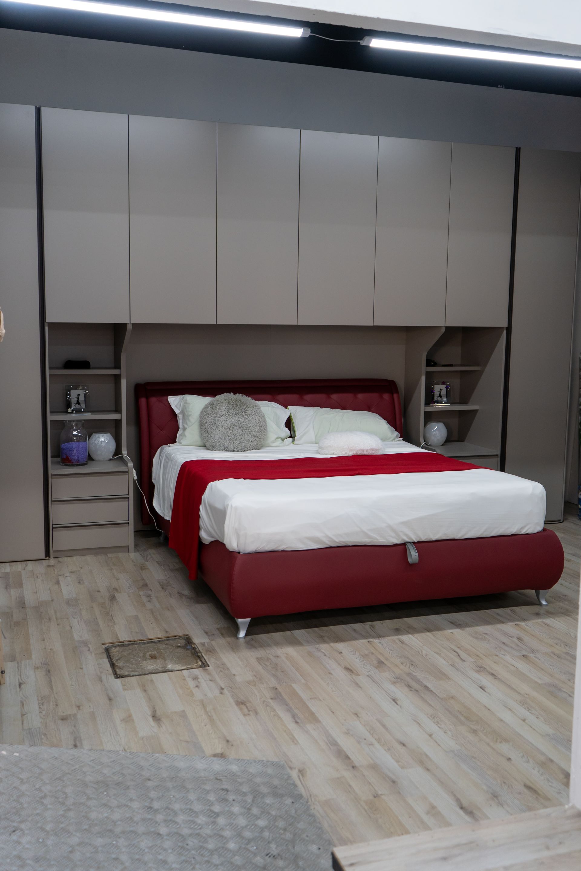 Una camera da letto con un letto e porte scorrevoli in vetro