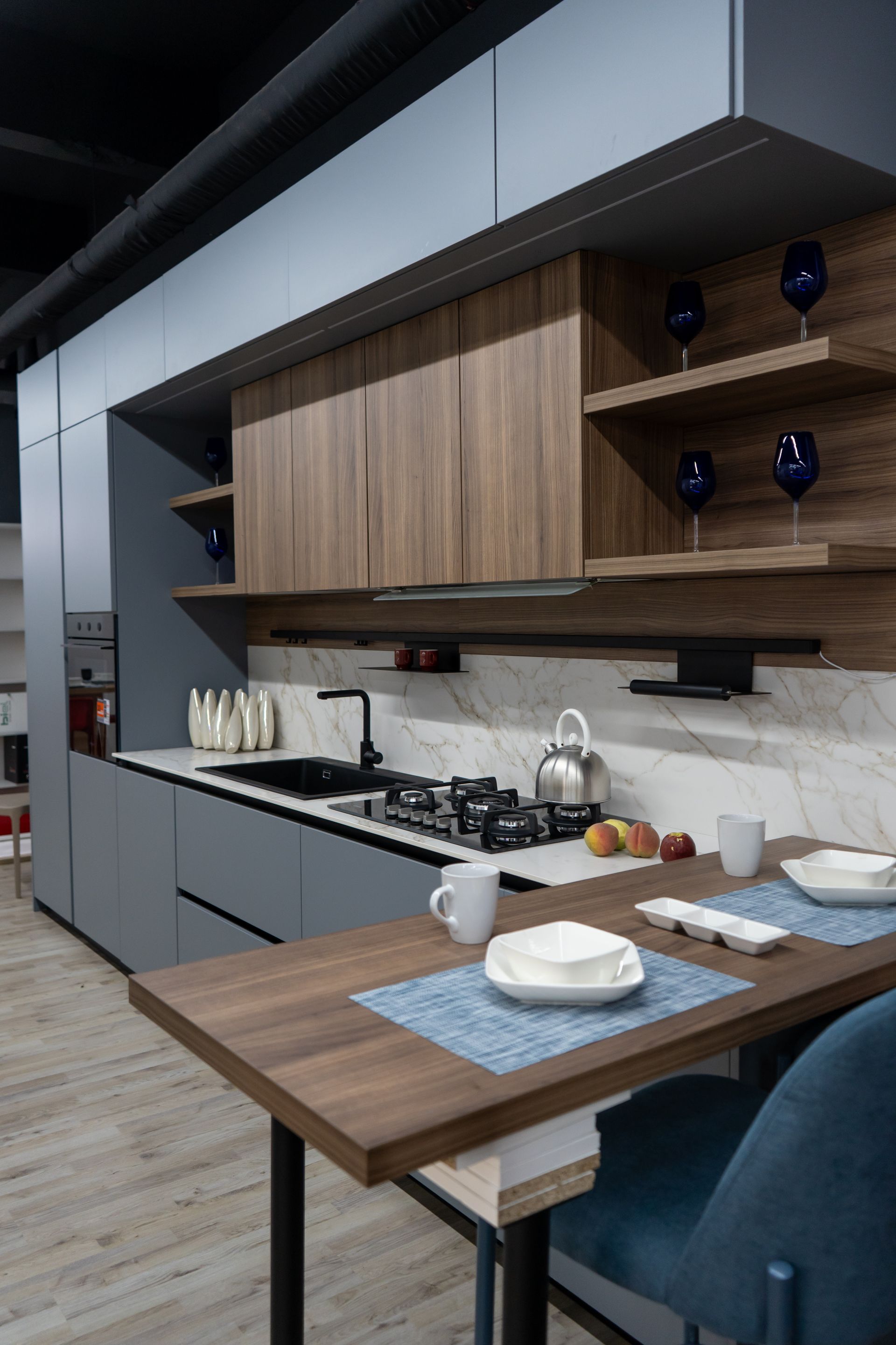 Una cucina con tavolo e sedie
