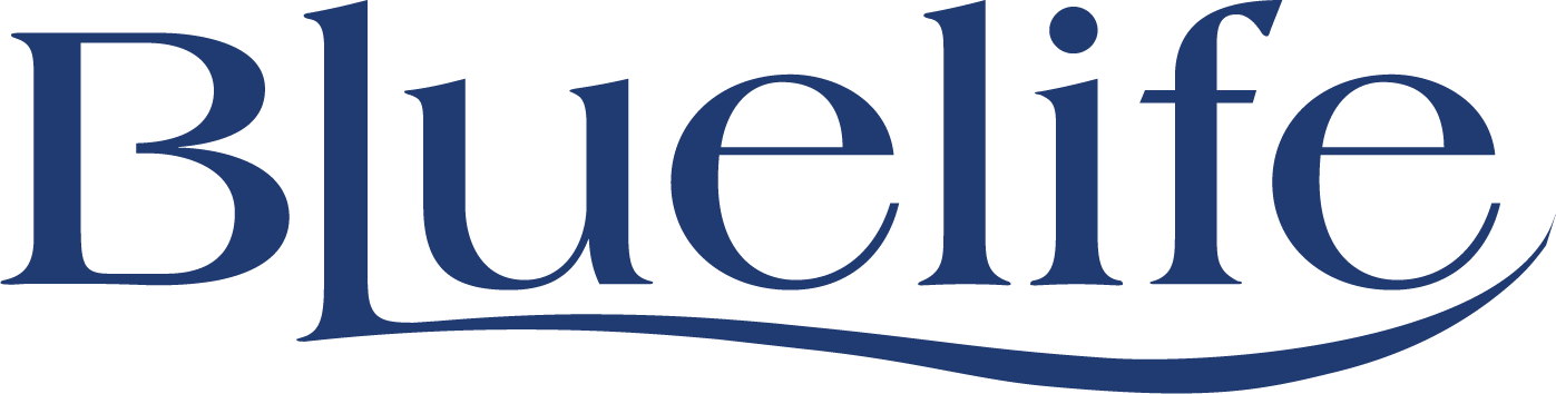 La parola "Bluelife" in un carattere serif blu scuro con una linea curva che sottolinea il testo.